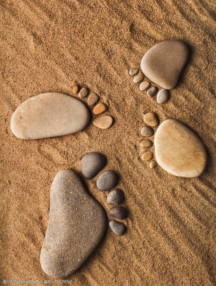 沙滩上的石头脚印图片素材