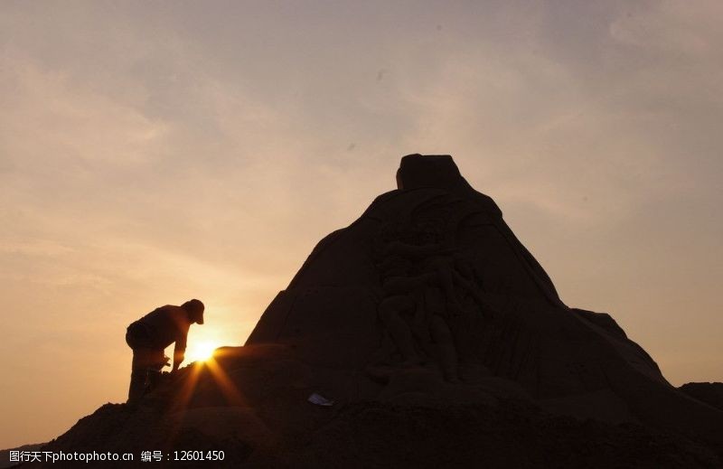 舟山朱家尖夕阳下的沙雕工人图片