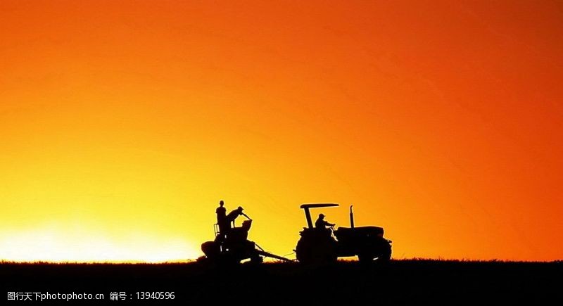 科技农业夕阳下的拖拉机图片