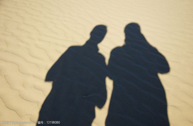 金色沙滩沙漠里的人影图片