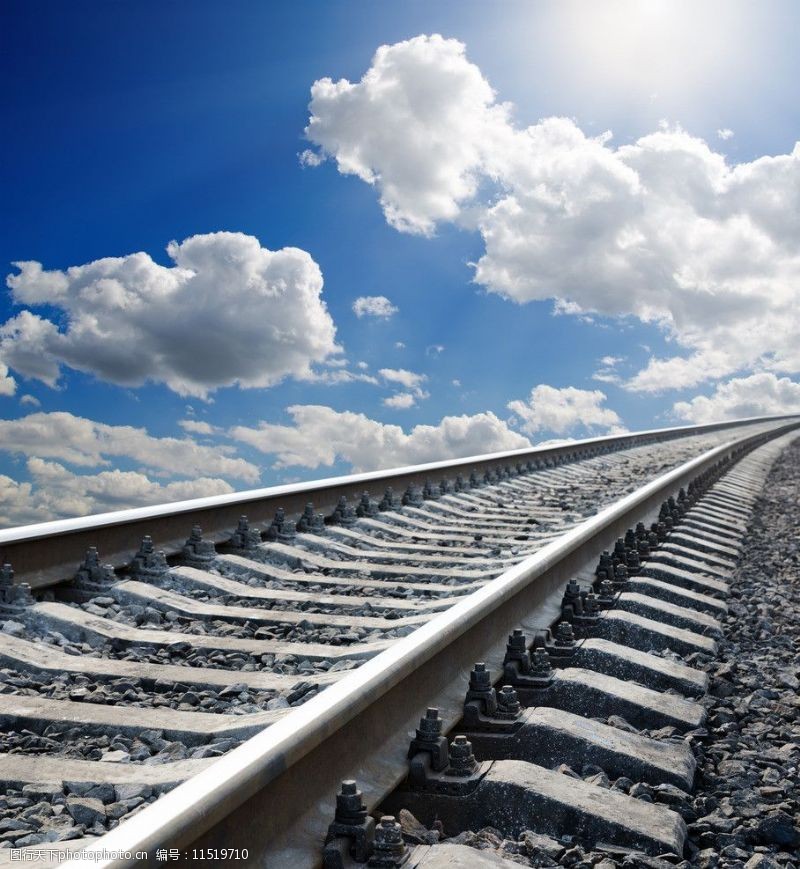 旷野蓝天白云下的铁路图片