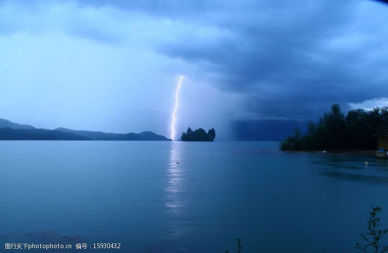 自然闪电泸沽湖图片