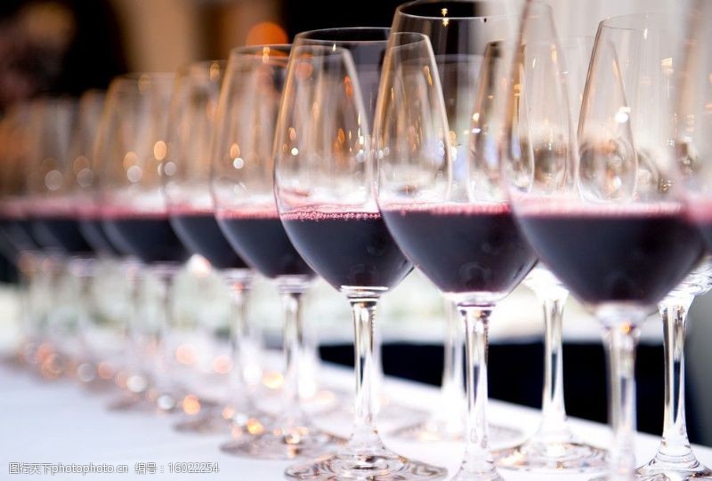 奢华水晶一排葡萄酒杯图片
