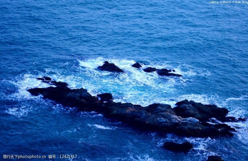 大鹏半岛南澳风光海中黑岩石图片