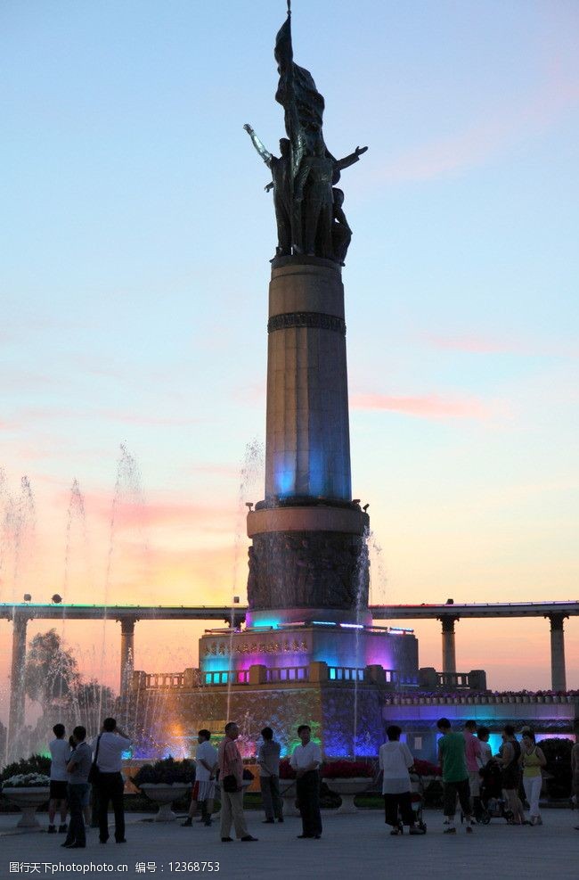 喷泉灯光哈尔滨防洪纪念塔图片