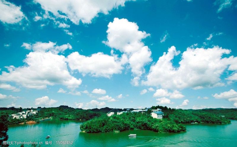 水柱蓝天白云湖图片