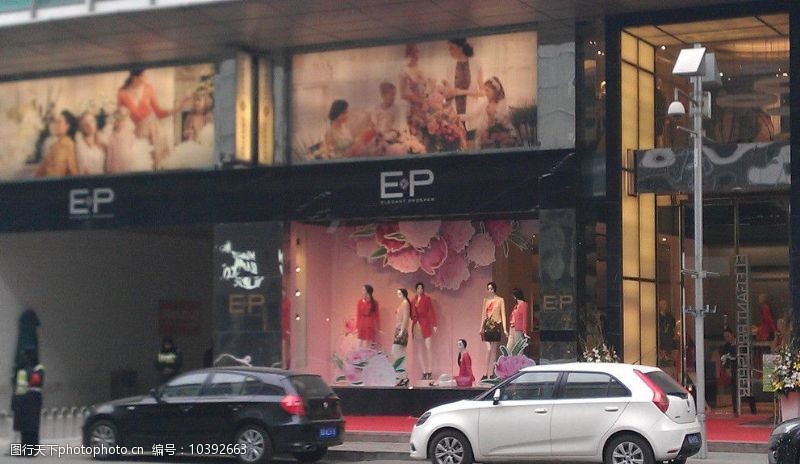 时尚橱窗集锦街拍雅莹粉色橱窗图片