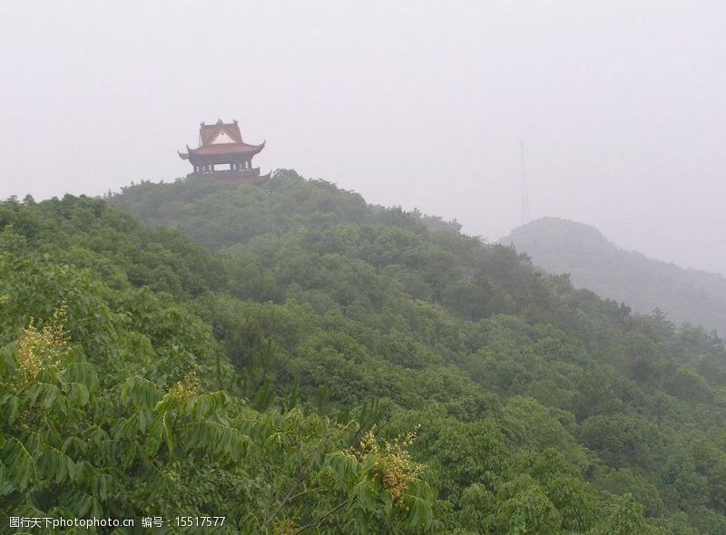 云雾缭绕寺庙图片