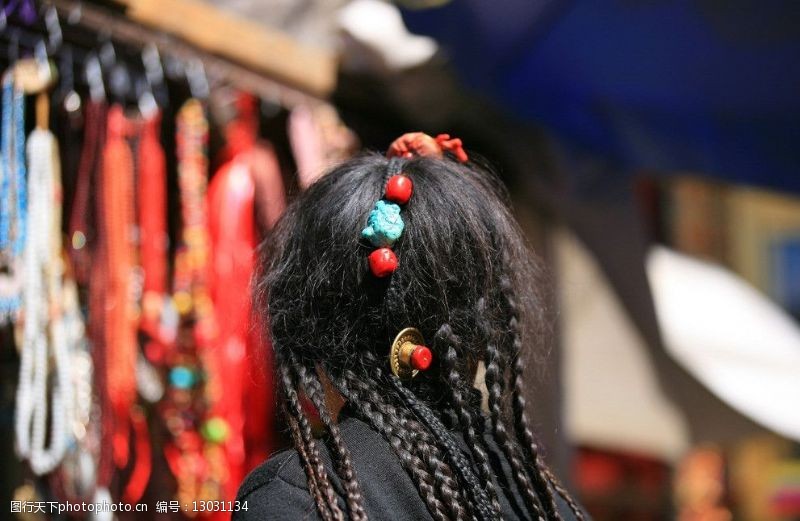 带你去旅行西藏拉萨八廓街女人头饰图片