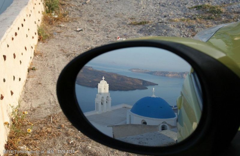 观后镜后视镜中的圣托里尼蓝顶教堂图片