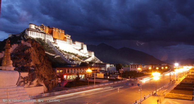 自然闪电西藏拉萨布达拉宫图片