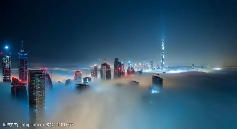 云雾缭绕高楼大厦图片