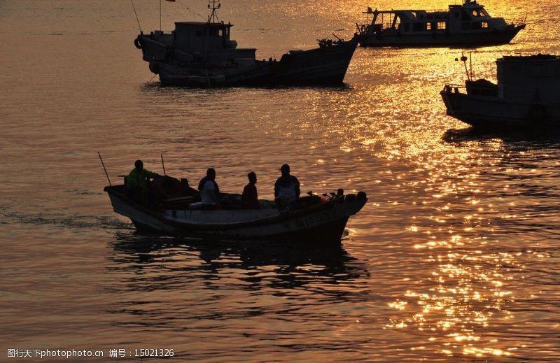 青岛夕阳夕阳下的渔船图片