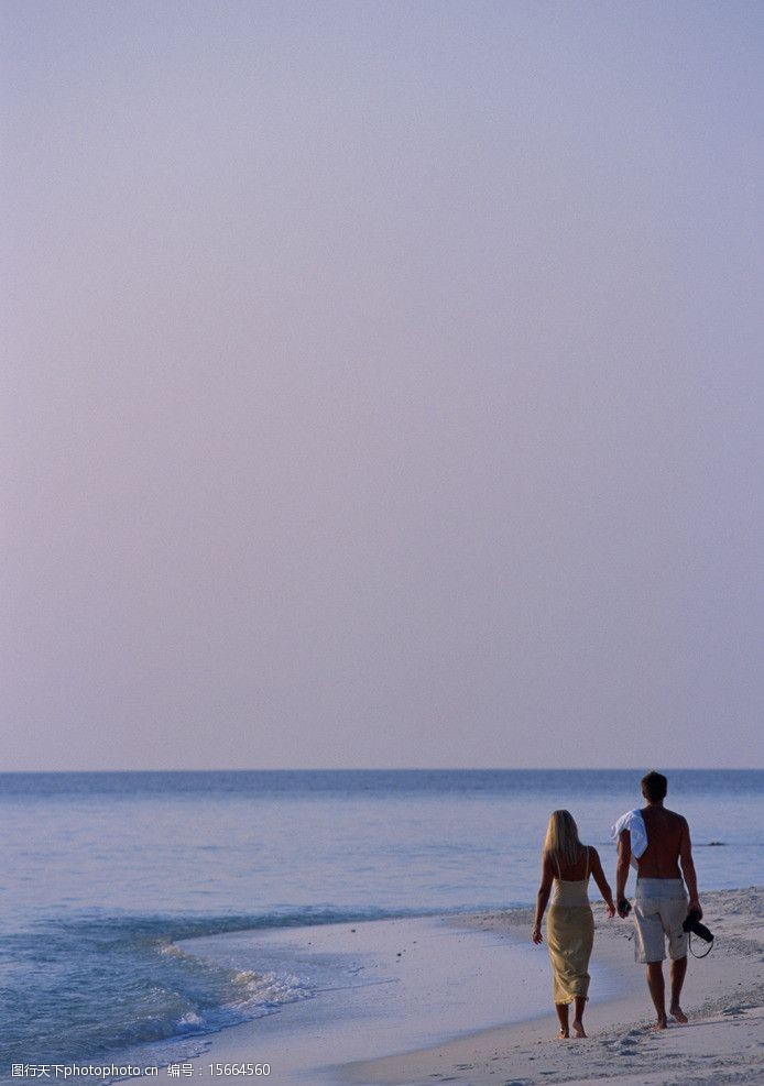 情侣度假海边漫步图片