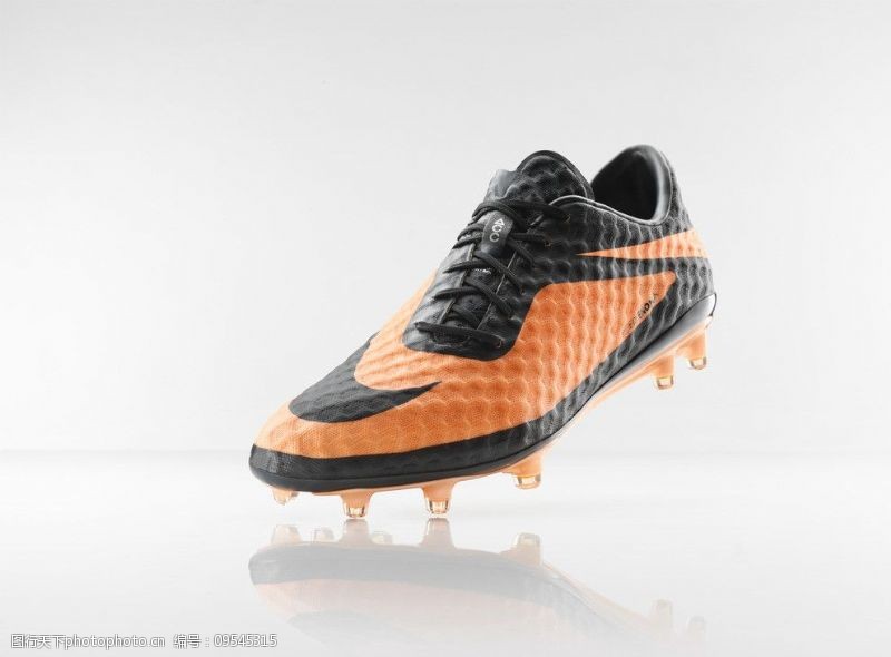 新款足球鞋图片