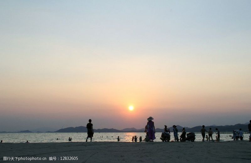 黄昏海边漫步夕阳图片