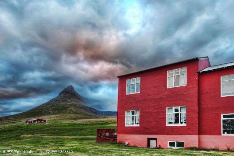 旷野红色房子图片