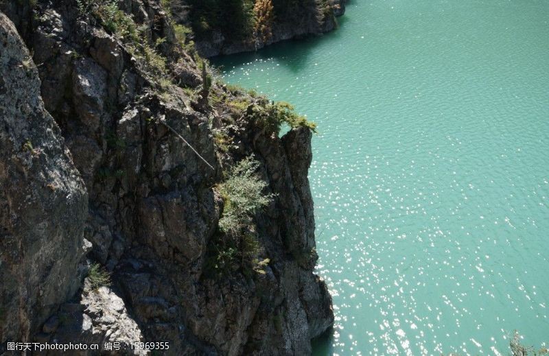 碧水蓝天峭壁与湖水图片
