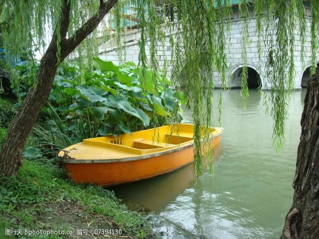 风景生活旅游餐饮河边停靠的黄色小木船在垂柳下